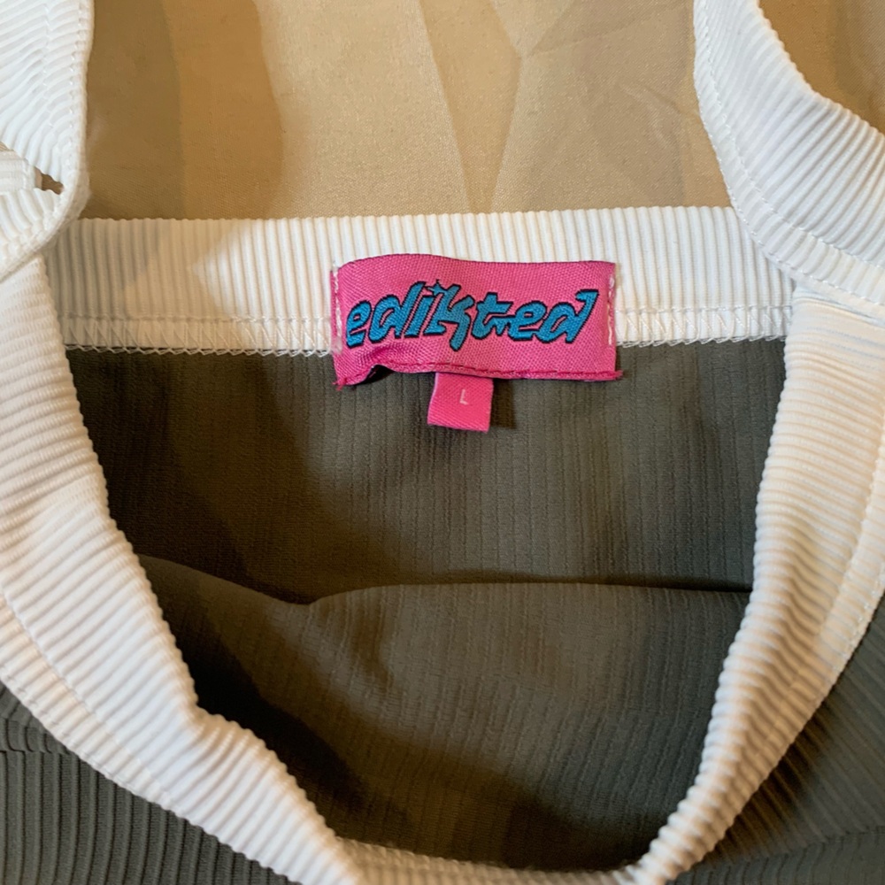 Edikted Two-Tone Ribbed Sports Bra - Picture 2 of 5
